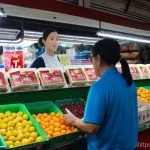 Home 22 베트남에서 일어났던 중요한 소송 사건 - **Prompt 1: Counterfeit Korean Products in a Vietnamese Market**
A bustling, colorful outdoor ma...